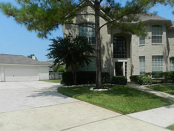Large driveway leads to 3 car garage