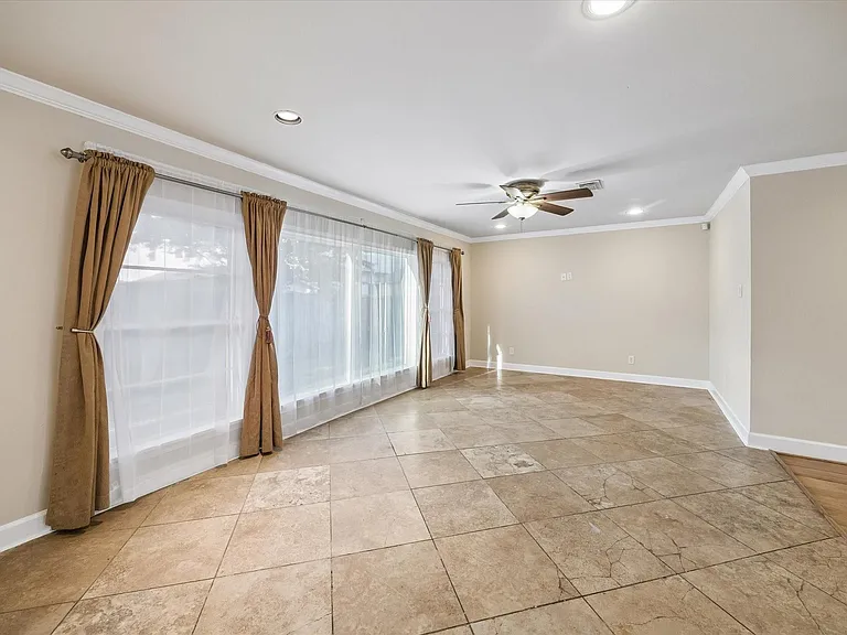 1221 Aurora St — Photo 3