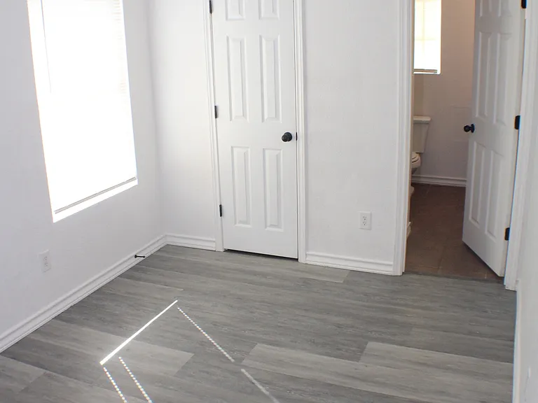 5022 Flipper Dr — Photo 12