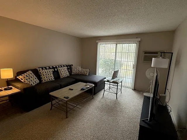 2 bed, 812 sqft, $2,100 — Photo 4
