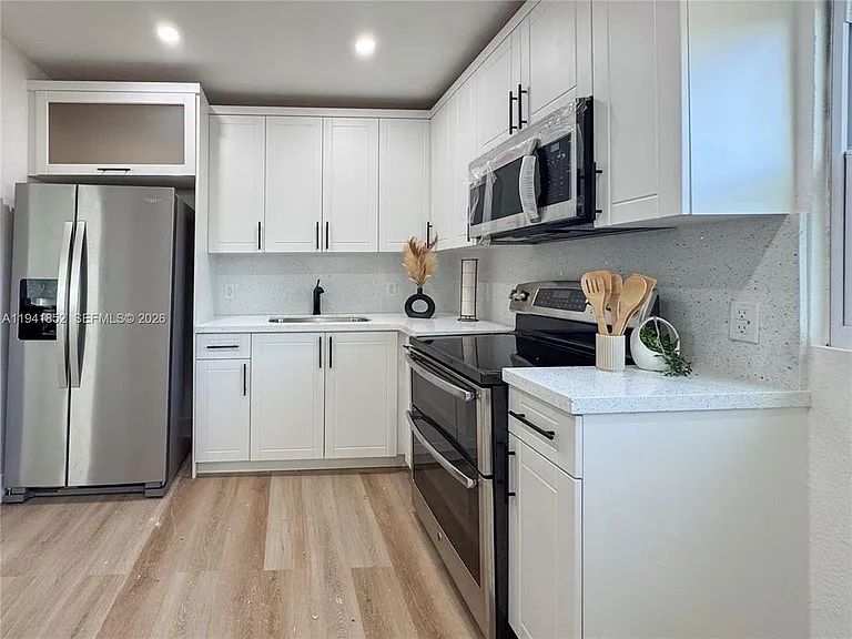 953 NE 37th St — Photo 3
