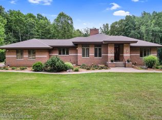 3323 W Buno Rd, Milford, MI 48380