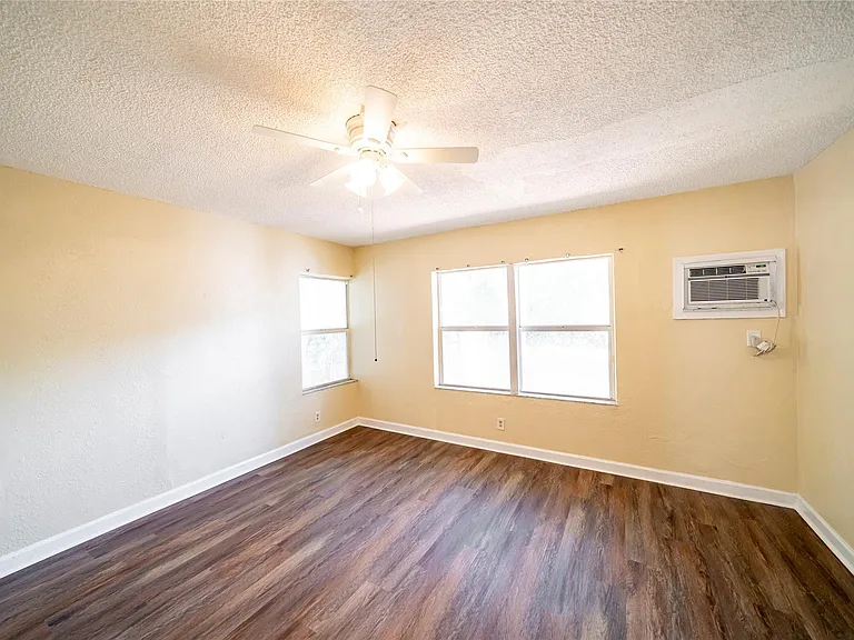 115 NE 4th St #3 — Photo 22