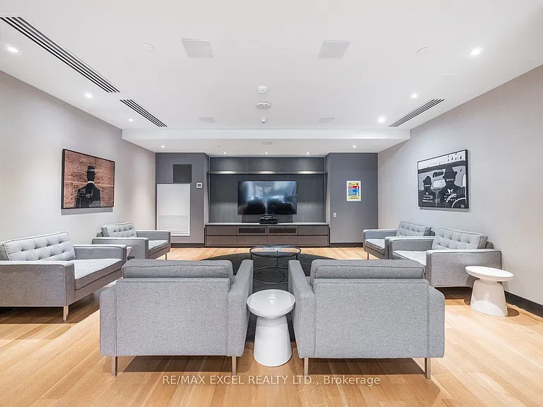 30 Roehampton Ave #619 — Photo 4