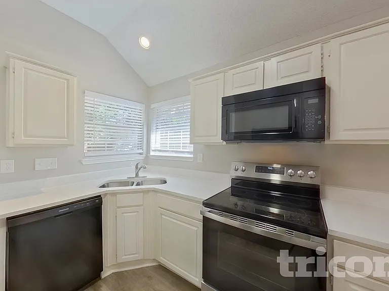 805 Clover Hill Ln — Photo 4
