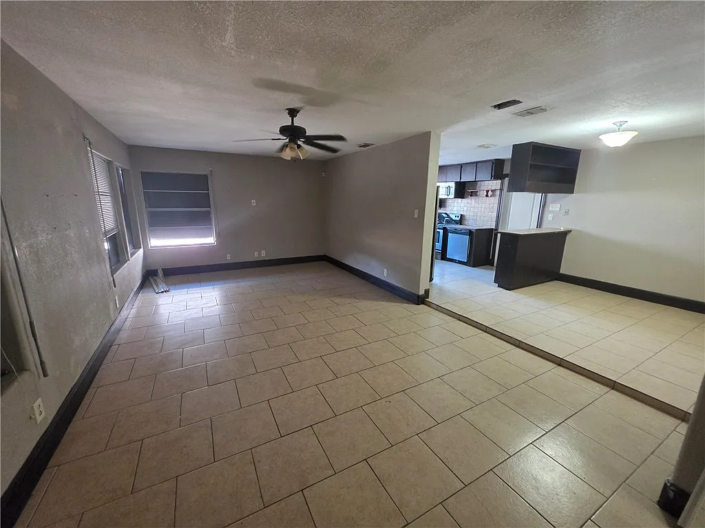 3 bed, 1.0 bath, 1483 sqft, $1,395 — Photo 2