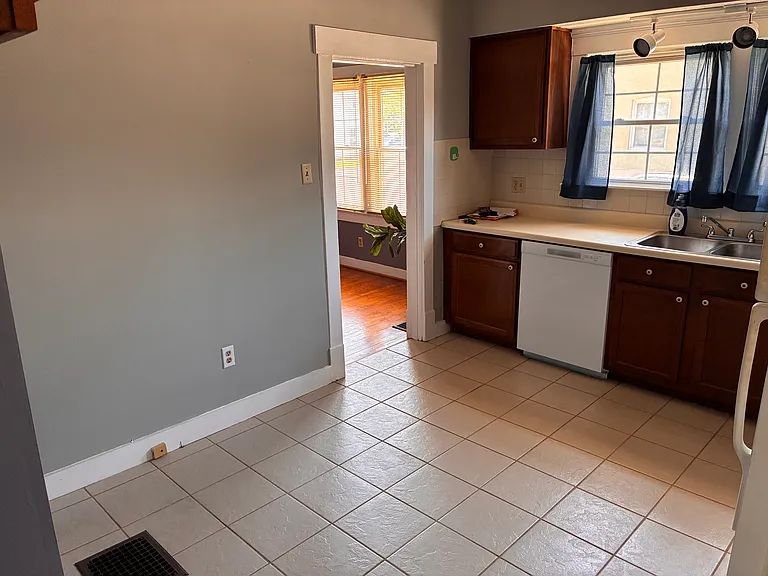 205 E Chestnut St — Photo 10