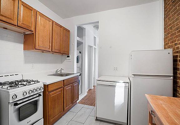 5th image of 172 Delancey St APT 4D
