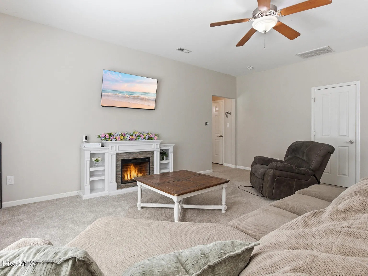 4 bed, 3.0 bath, 2849 sqft, $2,400 — Photo 4