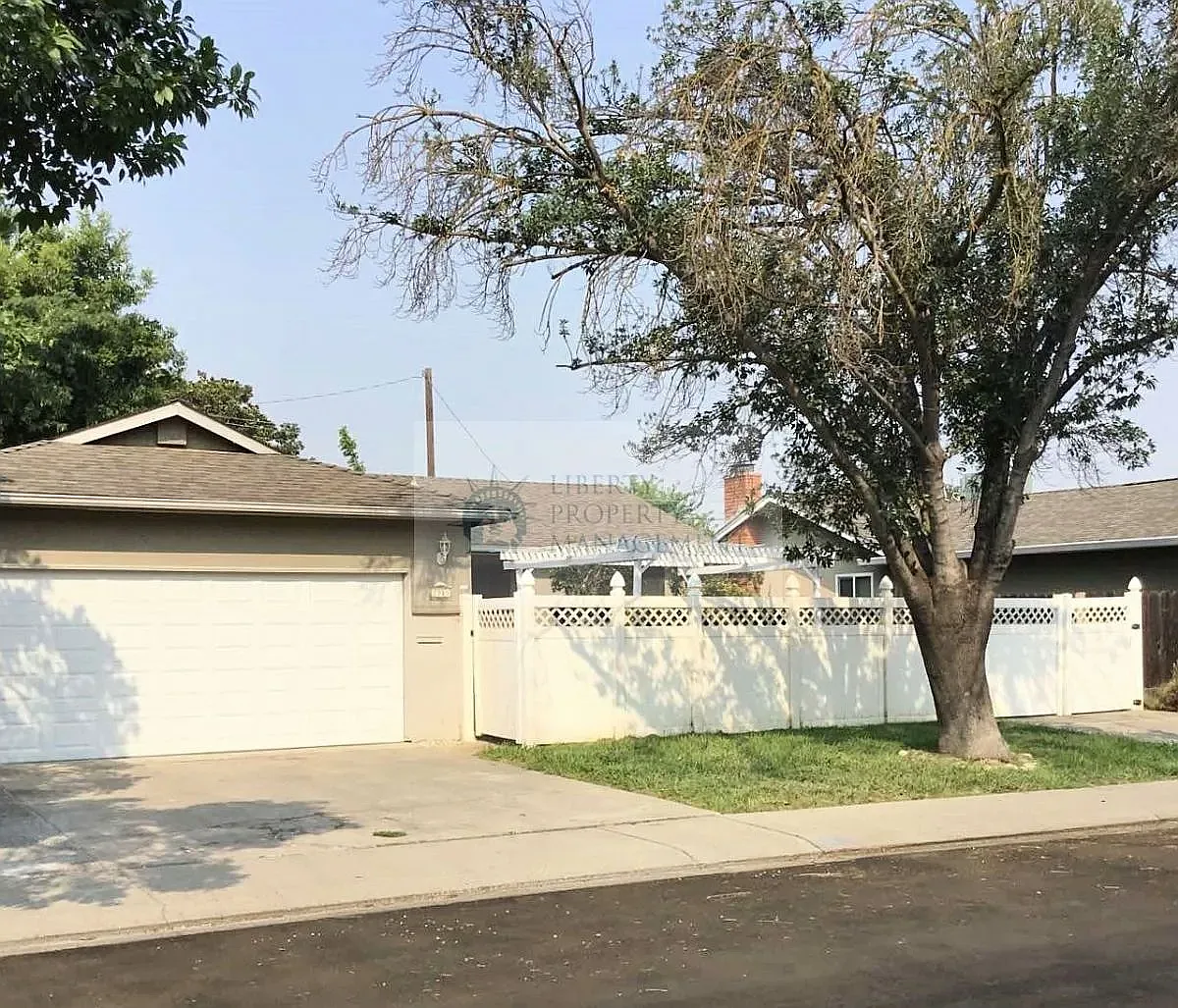 3 bed, 1396 sqft, $2,150 — Photo 2