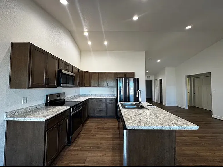 719 S Bellflower Dr — Photo 4