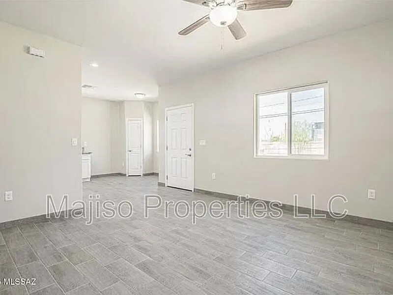 3 bed, 2.0 bath, 1300 sqft, $1,700 — Photo 4