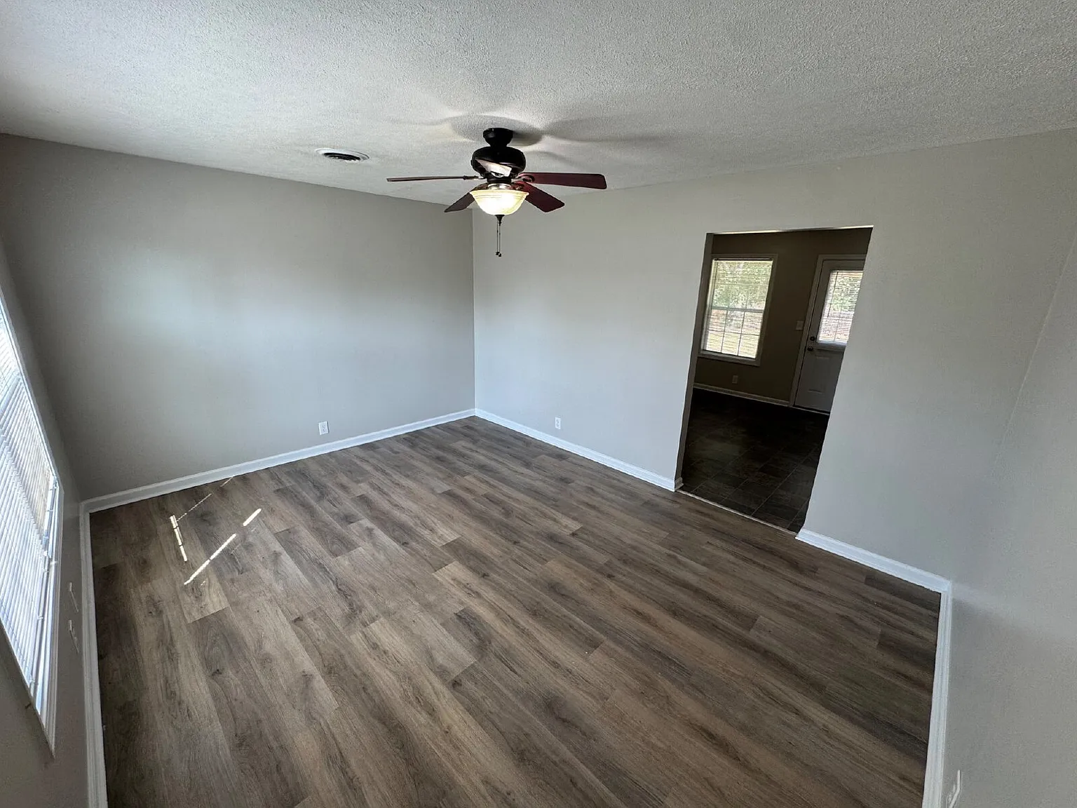 2 bed, 1.0 bath, 826 sqft, $1,095 — Photo 3