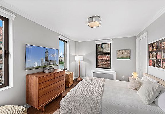 5th image of 444 E 57th St APT 15B