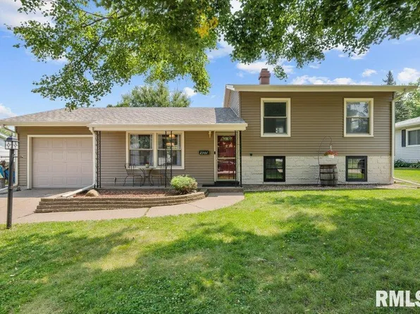 2301 Ridge Dr, Davenport, IA 52804