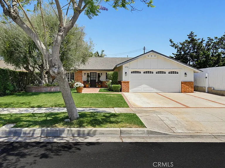 2705 E Jacaranda Ave — Photo 2