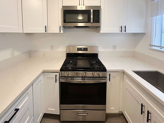 5th image of 404 E Elmwood Ave