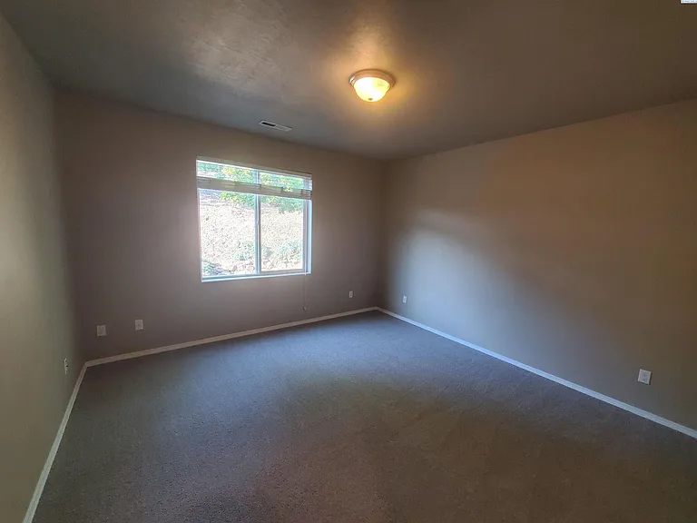 513 Jordan Ln — Photo 14