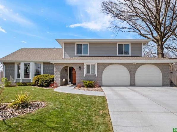 810 Galway Cir, Papillion, NE 68046