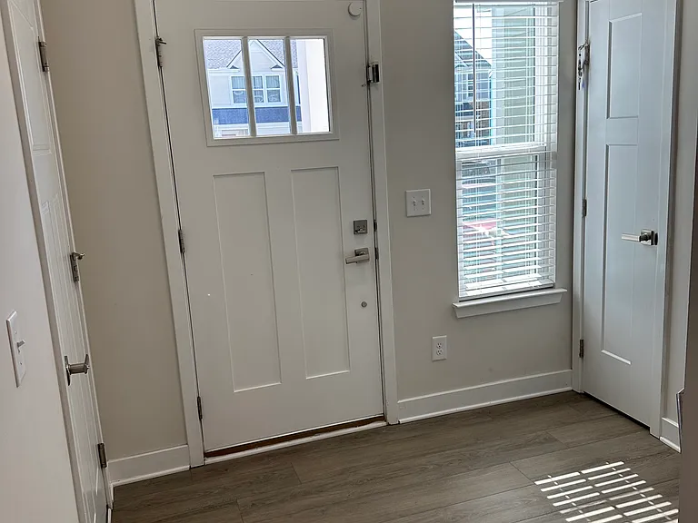 221 Pryor Dr — Photo 4