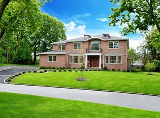 24 Greenway, Roslyn, NY 11576