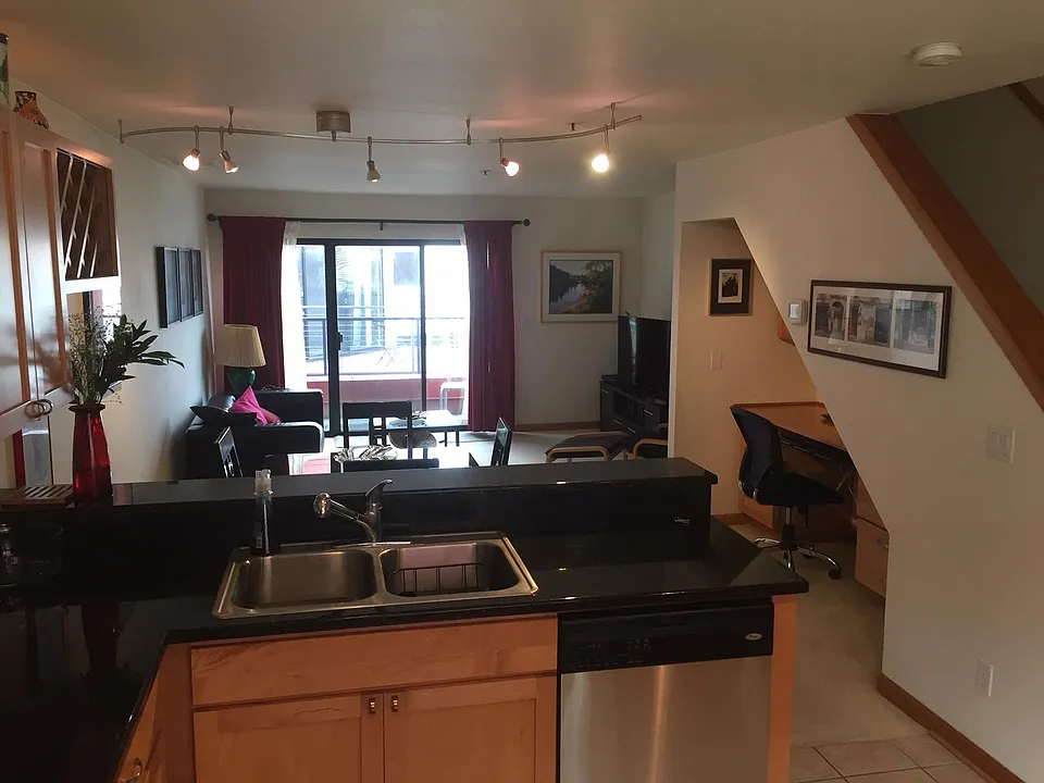 720 NW Naito Pkwy #D6
