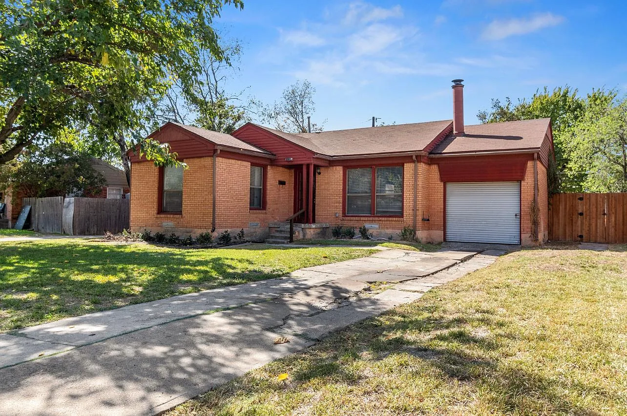 3 bed, 1383 sqft, $1,895 — Photo 1