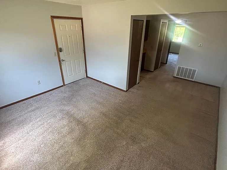 221 S Ivy Ln — Photo 2