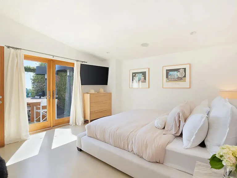 Wake up without worries to the sound of the ocean.