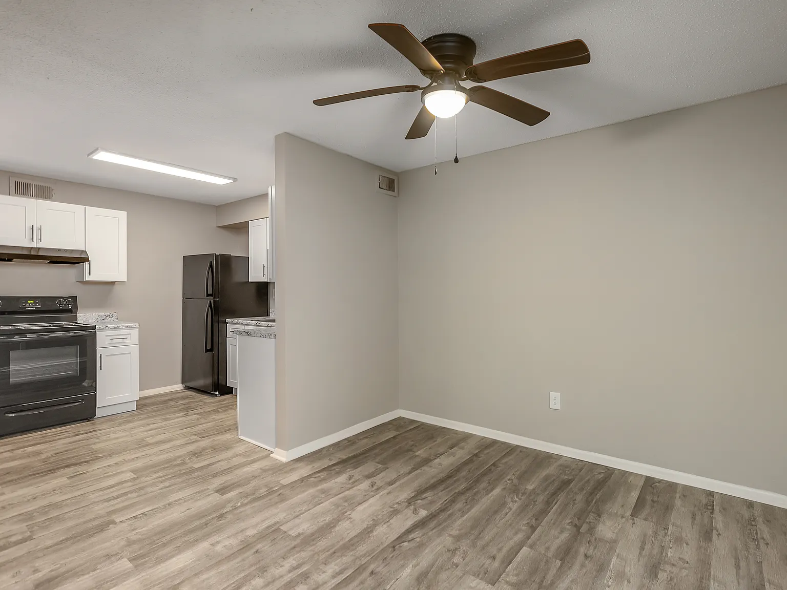 Lifestyle Apartments on Lakeshore — Photo 3