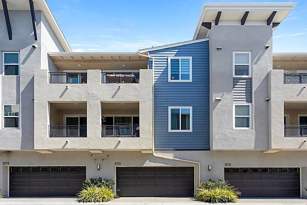 Middle garage and unit patio is on top floor - 6034 Colt Pl #303