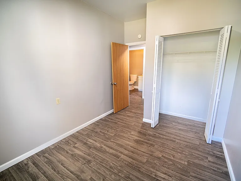44 Riverside Dr — Photo 6