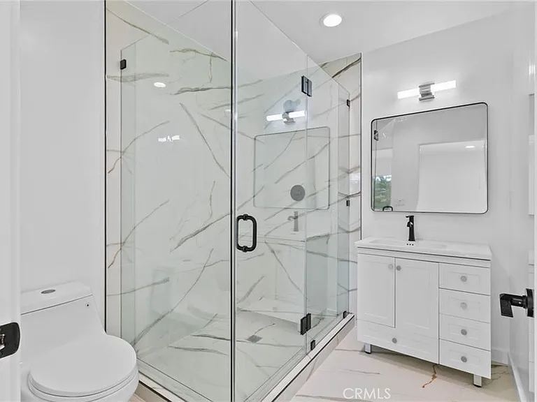 6842 Cedros Ave — Photo 17