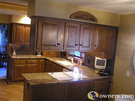 Large kitchen/abundant quality cabinets