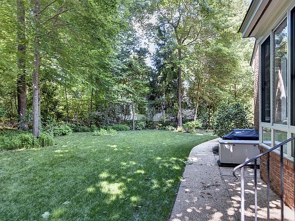3rd image of 237 Yorkshire Dr