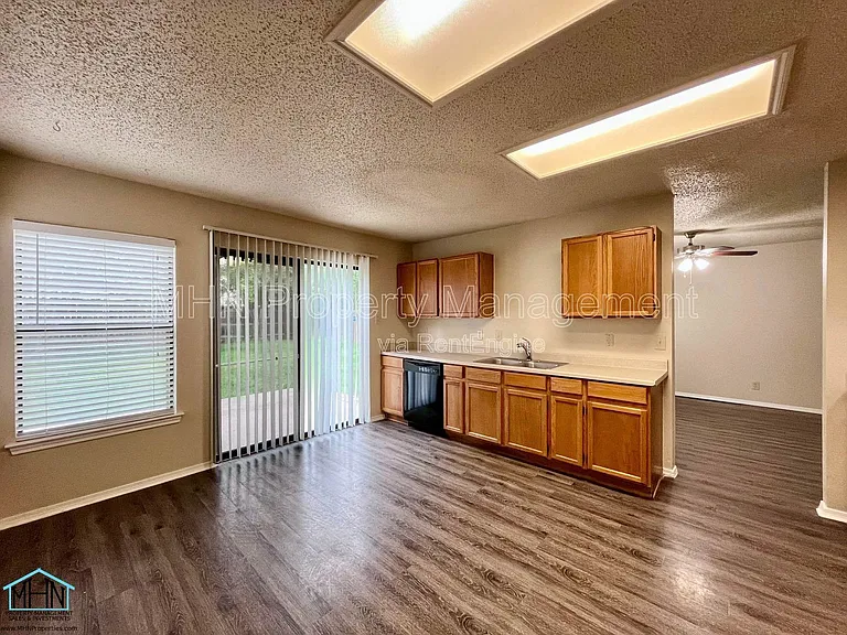8143 Chestnut Manor Dr — Photo 14