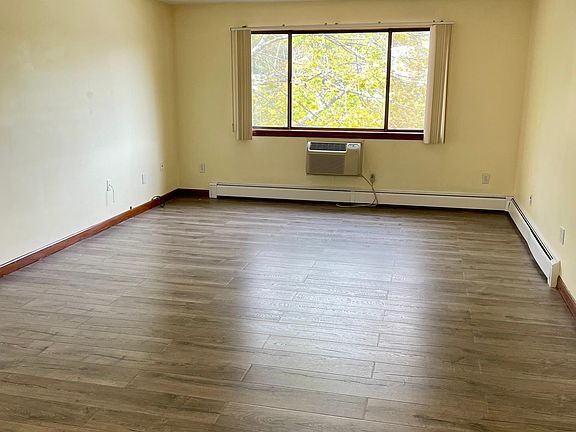 3rd image of 9 Hallmark Gdns APT 10