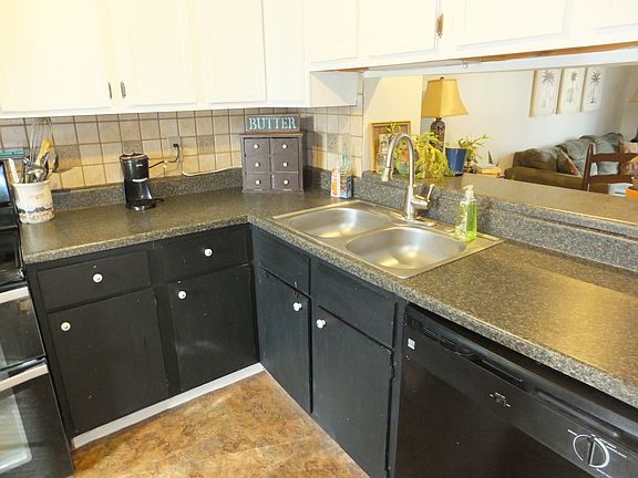 4th image of 527 E Foxtrail Cres