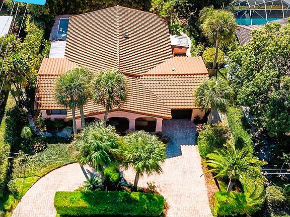 3rd image of 708 NW 6th Dr