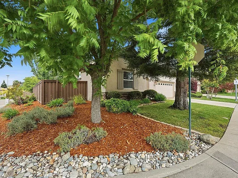 492 Lone Spur Dr — Photo 2