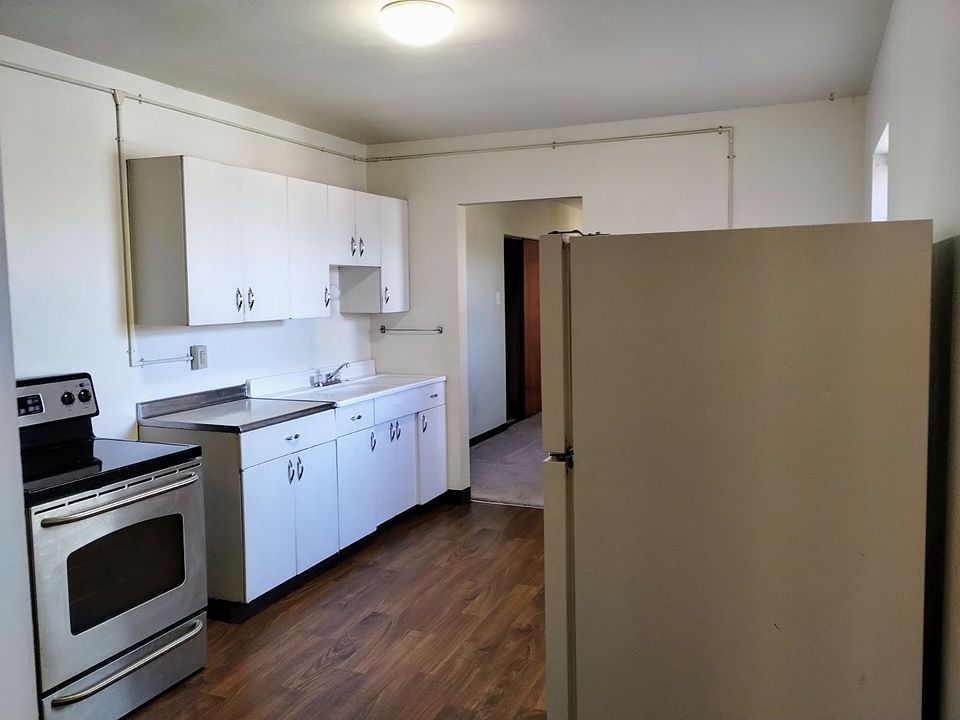 KITCHEN HAS STOVE & REFRIGERATOR