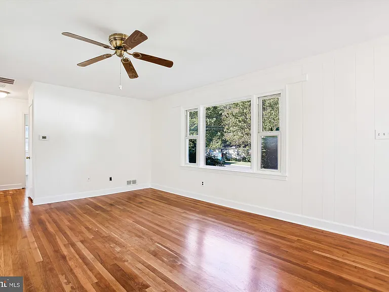 2405 Phillips Dr — Photo 10