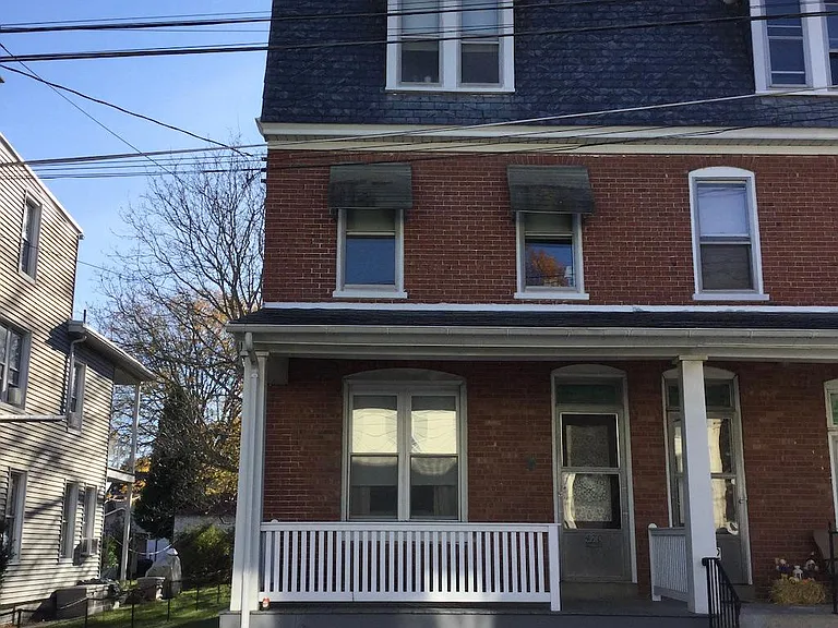 470 W Walnut St — Photo 1