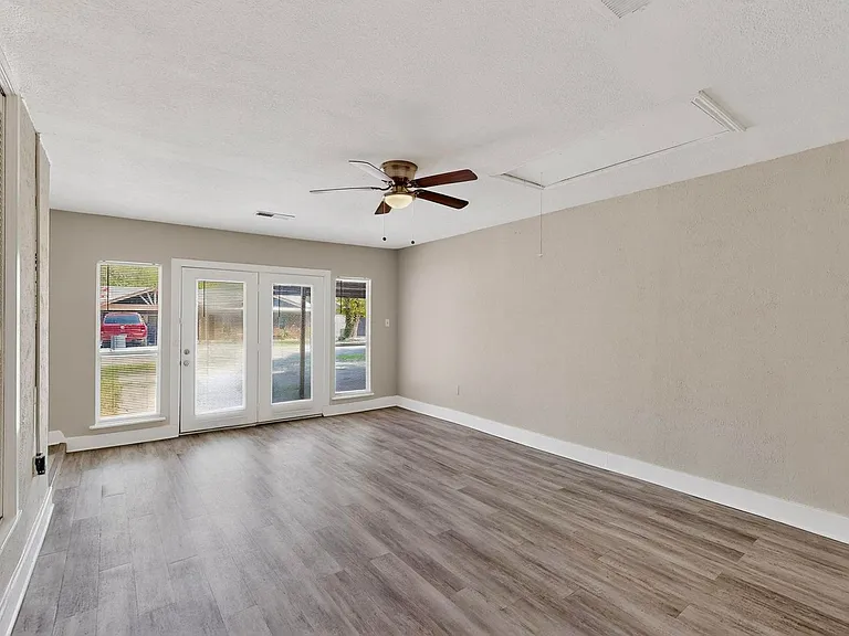 140 Trout St — Photo 6