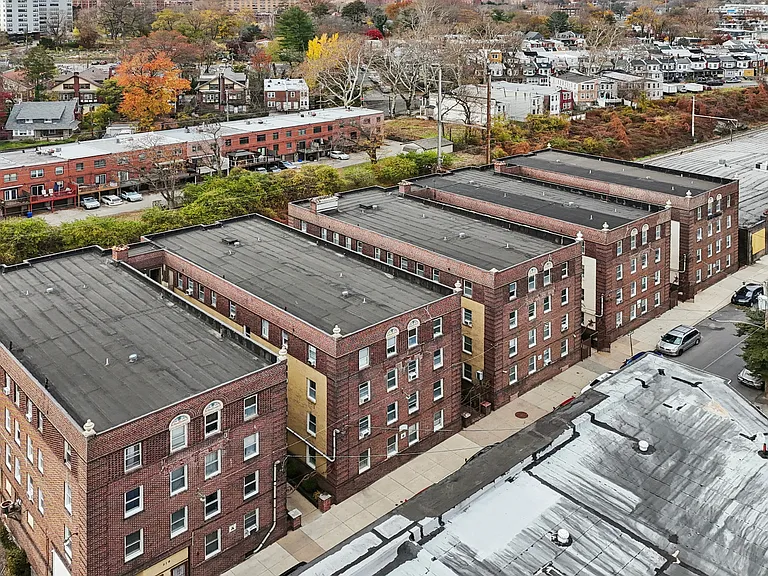 Kings Manor Apartments — Photo 24