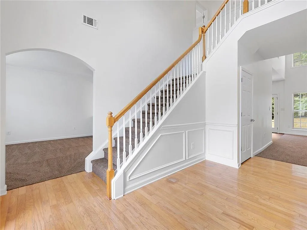 5 bed, 3.0 bath, 2331 sqft, $2,600 — Photo 3