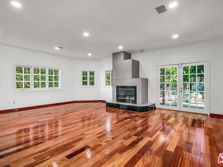 10810 Rochester Ave — Photo 38