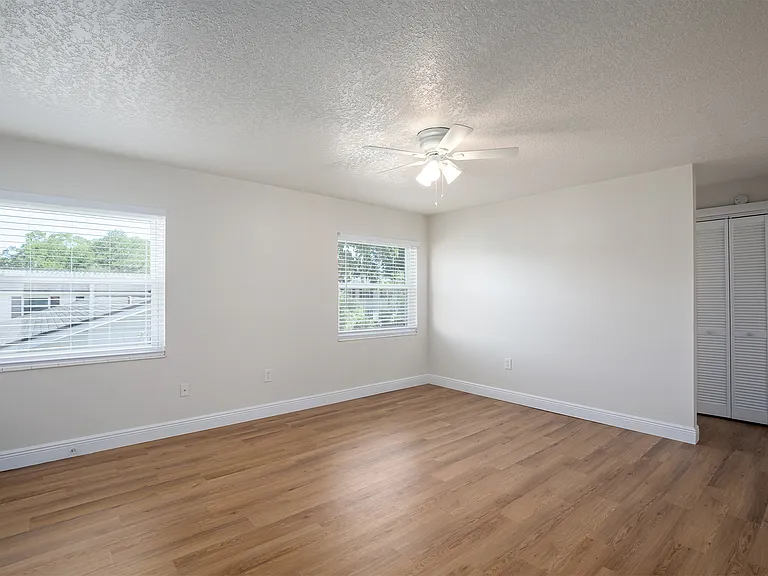 Park Plaza Apartments — Photo 16