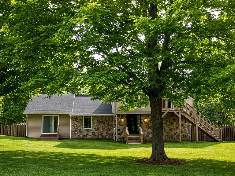 22 Mohican Rd — Photo 4