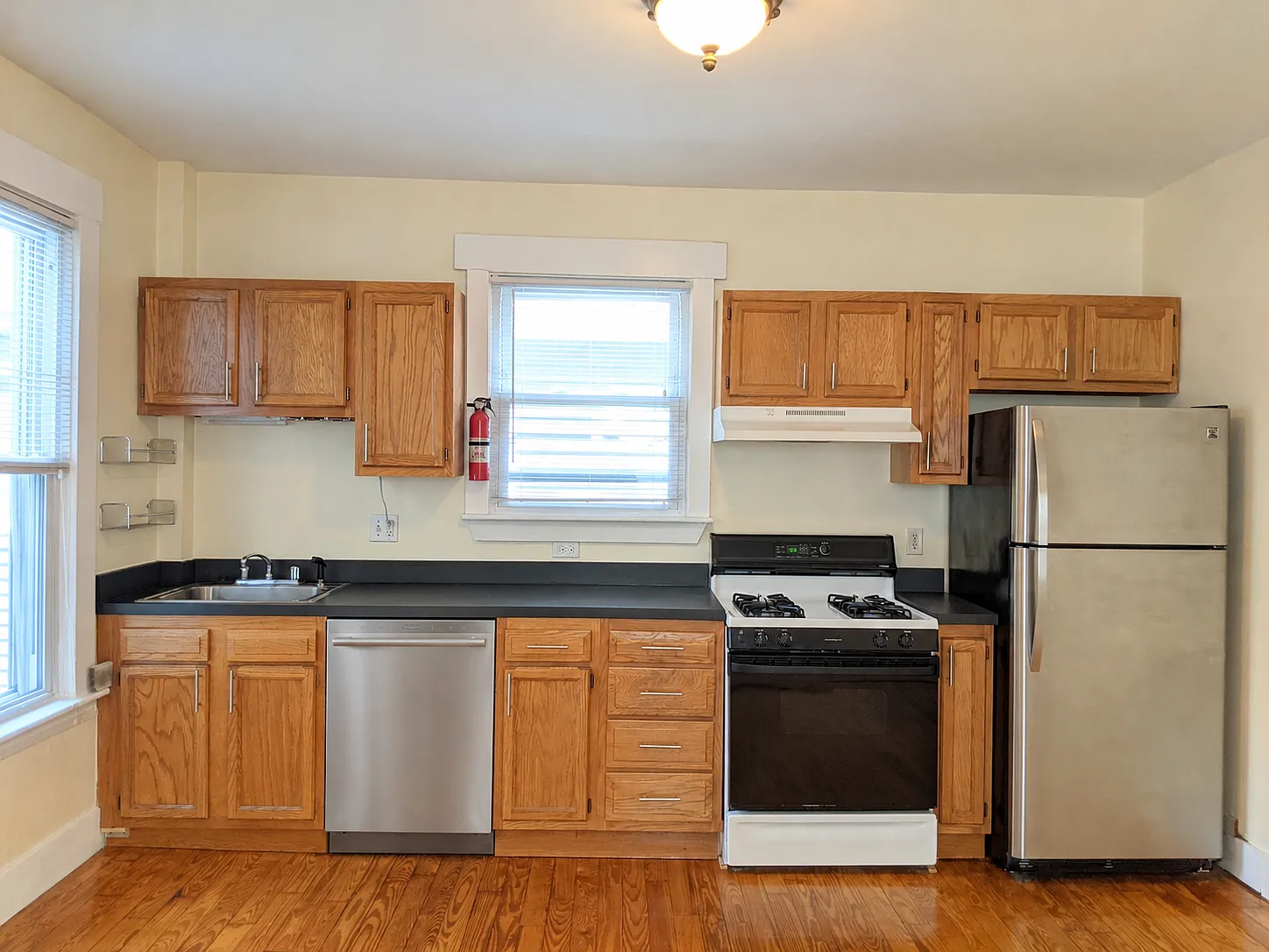 2 bed, 800 sqft, $3,300 — Photo 2